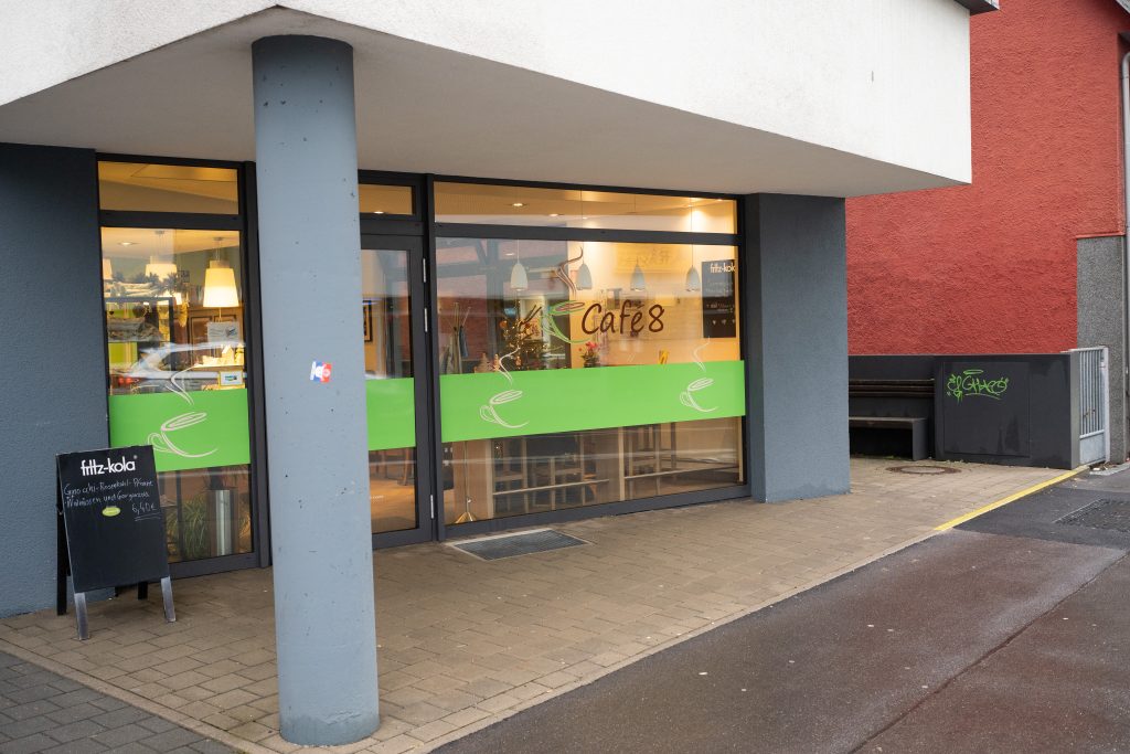 Aussenansicht, Schaufenster und Angebotstafel des Cafes