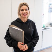 Junge Dame mit Aktenordner in den händen